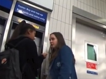 【盗撮動画】駅のホームでパンチラ盗撮（ガチ）！こんなにあどけないJKでもTバックを穿いているという事実の画像