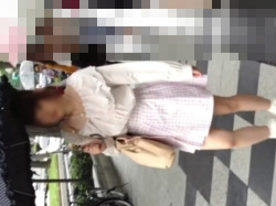 【盗撮動画】生脚×生パンで外出中のロリカワJDちゃんのスカートめくりパンチラ。接写で拝むピンクサテンPの画像
