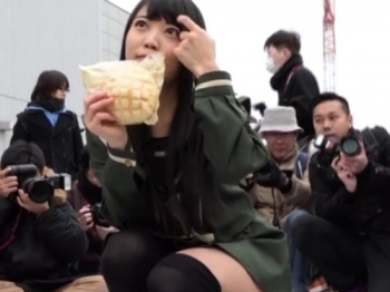 【盗撮動画】イベント会場の囲み撮影で純白Pを何度も撮られる可愛いコスプレイヤーちゃんがこちらの画像