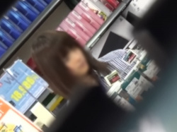 【盗撮動画】レンタル店で発見されたこの美少女、色んな撮り師に何度もパンチラ盗撮されているらしい...の画像