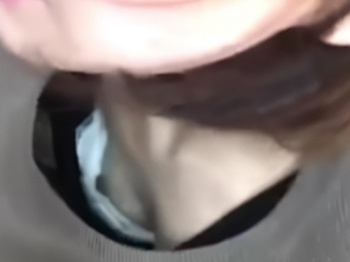 【盗撮動画】接客中の声まで収録。あまりにもリアルな店員胸チラ乳首ゲット動画をご覧くださいの画像