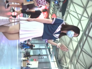 【盗撮動画】制服ライクな服装の若い娘のパンチラってなんかいいよなｗ 逆さ撮りでブラまで拝めるぞの画像
