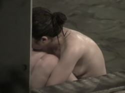 【盗撮動画】プロ撮り師「いつもの露天風呂で2人組JDの全裸を隠し撮りしてたらこうなった」の画像