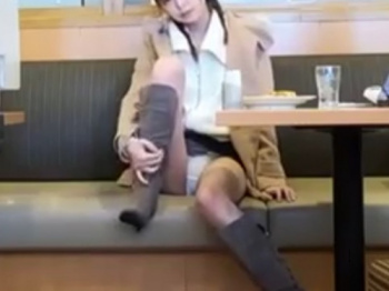 【盗撮動画】変態美少女さん、彼氏不在の隙に撮り師を白パンチラで誘惑してしまうの画像