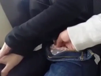 【盗撮動画】超危険人物「バスで寝てるギャルに痴漢してみた」→ 投稿された犯罪記録映像がこちらの画像