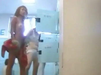 【盗撮動画】銭湯脱衣所で上玉ギャルの全裸見放題！映ってはイケナイものも映っているようです…の画像