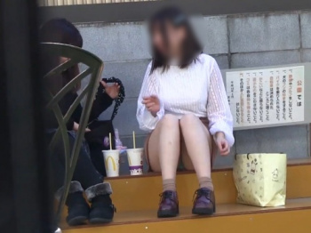 【盗撮動画】座って何かを食っているミニスカ女子生徒のパンチラ奪取率の高さは異常の画像