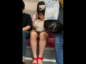 【盗撮動画】SNSで公開→即削除されたデニスカ美脚女子生徒の対面パンチラを独自入手！の画像