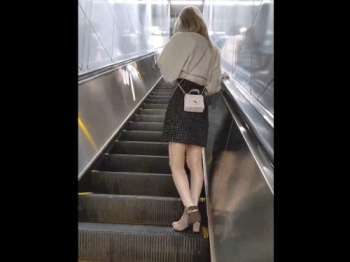 【盗撮動画】ミニスカ生パン！こういう調子乗ってそうなギャルがパンチラ撮られてるのって正直たまらんよなの画像