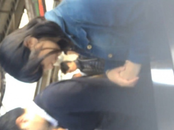 【盗撮動画】駅でパンチラを撮られた推定JDの可愛い素人娘ちゃん、ネットに晒されてしまう・・・の画像