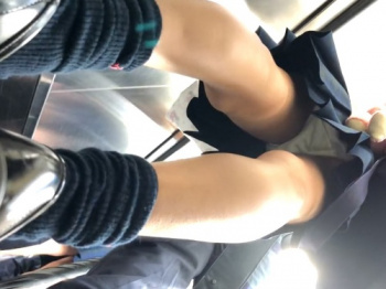 【盗撮動画】見逃し厳禁。紺ハイソをルーズソックス風に履きこなす制服美少女の白サテンパンティの画像