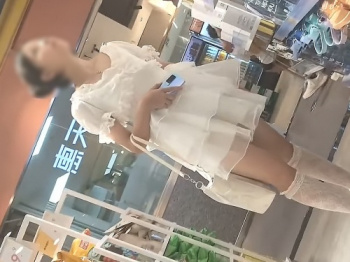【盗撮動画】中●生くらいに見えそうな私服美少女を逆さ撮りしたら白の生パンだったから晒すの画像