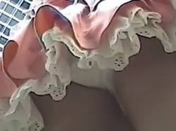 【盗撮動画】生パンでコスプレイベントに参加したレイヤーパンチラ、結構イケることが判明してしまうの画像