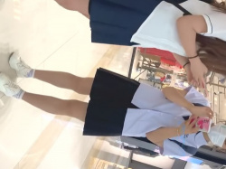 【盗撮動画】大人と子供のハーフ美少女を複数名収録したパンチラ動画、なぜかもの凄い数再生されてしまうの画像