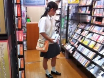 【盗撮動画】ティーン娘専門撮り師「いつもこうやってパンチラ撮ってます」→公開された動画がこちら…の画像