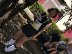 【盗撮動画】生パン丸見えの逆さ撮りでJKの尻肉が揺れる瞬間ってめちゃくちゃ”えっちい”よな。文化祭編!の画像