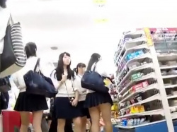 【盗撮動画】ターミナル駅のコンビニで制服JKパンチラ大量!いいか、早めに見ておくんだぞ…の画像