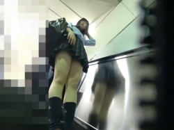 【盗撮動画】見逃し厳禁!アイドル級の超絶美少女JKの決定的パンチラを鮮明に記録した傑作の画像