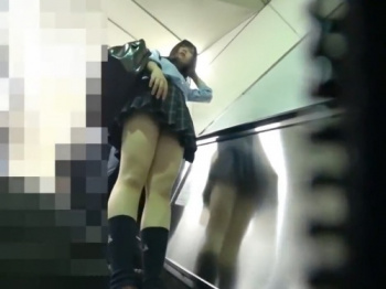 【盗撮動画】見逃し厳禁！アイドル級の超絶美少女JKの決定的パンチラを鮮明に記録した傑作の画像
