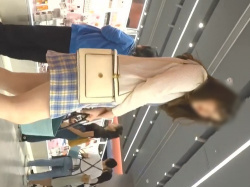 【盗撮動画】見逃し厳禁!ハイスペ美女&美少女が連発する至高の逆さ撮りパンチラ映像がこちらの画像