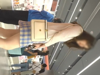 【盗撮動画】見逃し厳禁！ハイスペ美女＆美少女が連発する至高の逆さ撮りパンチラ映像がこちらの画像