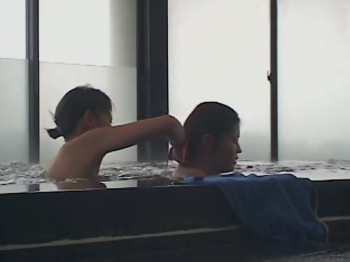 【盗撮動画】削除注意！銭湯洗い場～湯船の中までタゲに執拗に粘着する女撮り師さんの画像