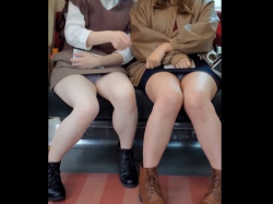 【盗撮動画】撮り師最大の屈辱「パンティ見せつけ」、電車内でギャルに食らう様子をご覧ください…の画像