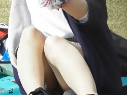 【盗撮動画】お花見中の素人ギャルちゃん、油断しまくりでパンチラ撮影余裕でしたの画像