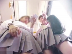 【盗撮動画】電車のドア横ポジでJKフレンズに遭遇したら大勝利確定！こんなフロントパンチラの絶景見放題の画像
