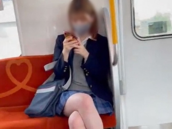 【盗撮動画】激カワギャルJKの盗撮バレ映像、電車で対面パンチラ撮影中に衝撃の展開へ…の画像
