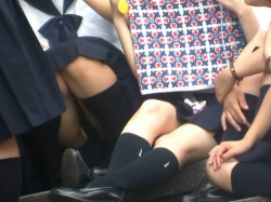 【盗撮動画】削除注意! こんなわかりやすくパンチラしている制服JKは、すべからく撮られてしまうという事実。【盗撮動画】の画像