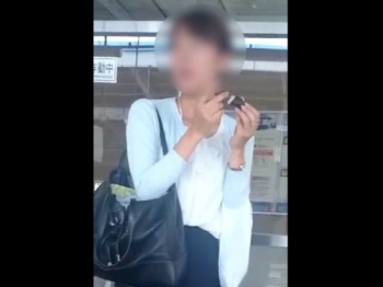 【盗撮動画】こういう清潔感のある美人OLが子供みたいにパンチラ撮られてるのってほんと興奮するよなの画像