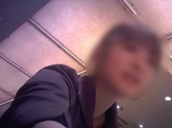 【盗撮動画】顔採用の学生バイト店員ちゃん、常連客に”こうやって”パンチラ盗撮されていた…の画像