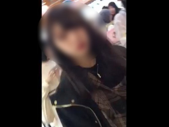 【盗撮動画】現在入手不可！激ミニ丈タイトスカで出歩く無防備ギャルパンチラ！激カワちゃんですの画像