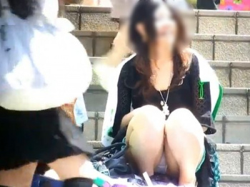 【盗撮動画】現在入手不可のガチ素人ギャルパンチラ！撮影は”あの伝説の撮り師”さんですの画像