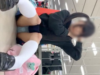 【盗撮動画】生パンで登場の制服美少女レイヤーちゃんの座りパンチラ撮り放題の神イベントがこちらの画像