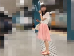 【盗撮動画】危険人物「このスレンダー可愛い女子生徒のパンチラを盗み撮る」→動画がこちらの画像