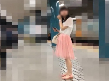 【盗撮動画】危険人物「このスレンダー可愛い女子生徒のパンチラを盗み撮る」→動画がこちらの画像