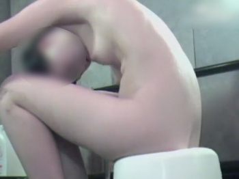 【盗撮動画】可愛い娘の体の柔軟性がよく分かる女風呂動画！後ろから美乳を鷲掴みてぇ！の画像
