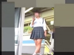 【盗撮動画】運動部確定。ムチムチに可愛い肉感娘の電車内逆さ撮りパンチラ。リアルさ半端ねぇ…の画像
