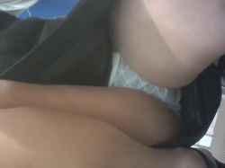 【盗撮動画】SSS級美人店員のしゃがみパンチラド正面激撮に成功！完全顔出しでシコ不可避映像の画像