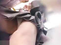 【盗撮動画】通学電車内フロントパンチラ！可愛い女子生徒が白パンだったときの興奮と感動たるや…ｗの画像