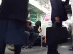 【盗撮動画】蝶のように舞うタゲを蜂のように刺す撮り師！可愛い顔も白の生パンももれなくGETの画像