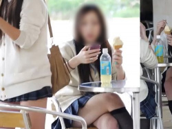 【盗撮動画】観光地近くの有能撮り師さん、上玉ギャルJKのパンチラ動画を某サイトに密かに投稿の画像