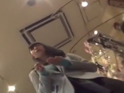 【盗撮動画】独自入手のガチパンチラ動画！前屈みで白P見せてくれる娘さんがこちらですの画像