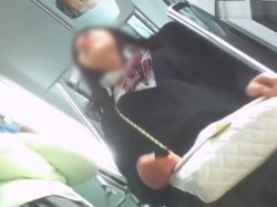 【盗撮動画】パンチラマニア必見の要注意人物作品！ハイスペ制服ガールズの生パン2人分記録の画像