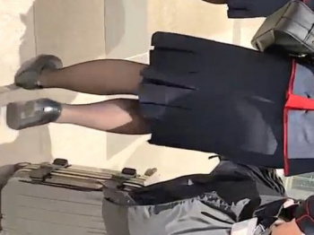 【盗撮動画】ちょっと待ってくれ…ガチすぎる制服CAさんの逆さ撮りパンチラが一歩間違わなくても犯罪記録映像なんだがの画像