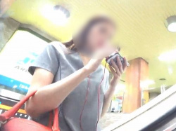 【盗撮動画】即削除！他言無用の激カワOLパンチラ！駅構内でかなり粘着されまくっているようですの画像