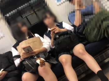 【盗撮動画】電車対面に黒髪可愛いミニスカ制服女子2名、あなたの手には高性能カメラ付きスマホ→どうする？の画像