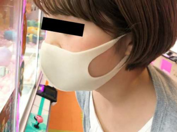 【盗撮動画】詳細不明の高画質胸チラ！胸元からちっぱいを盗み撮られたのは小動物系ショートカット娘ちゃんの画像